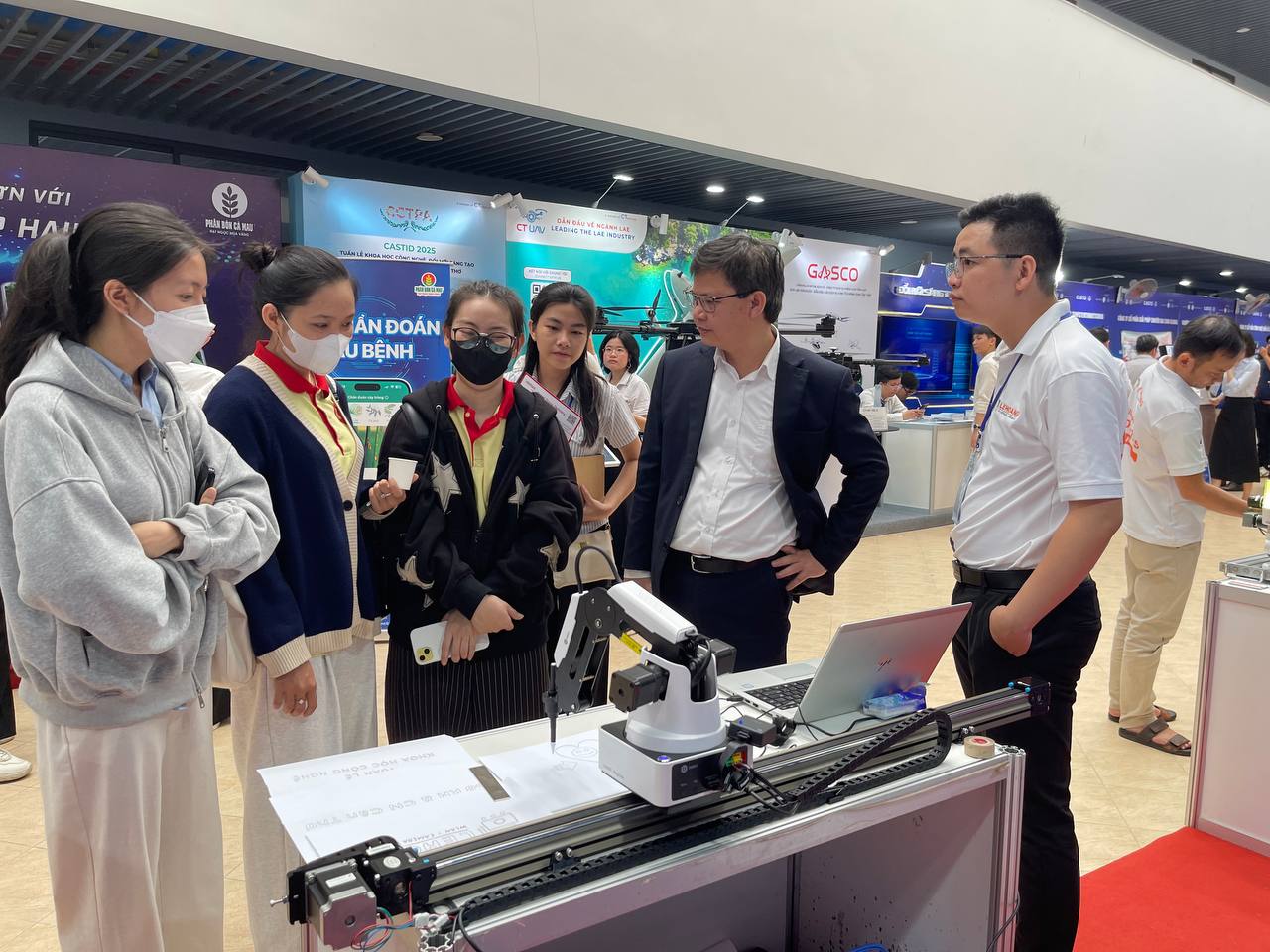 Đại diện Lê Hoàng Robotics giới thiệu robot cánh tay DOBOT cho khách tham quan tại gian hàng triển lãm Cần Thơ 2025