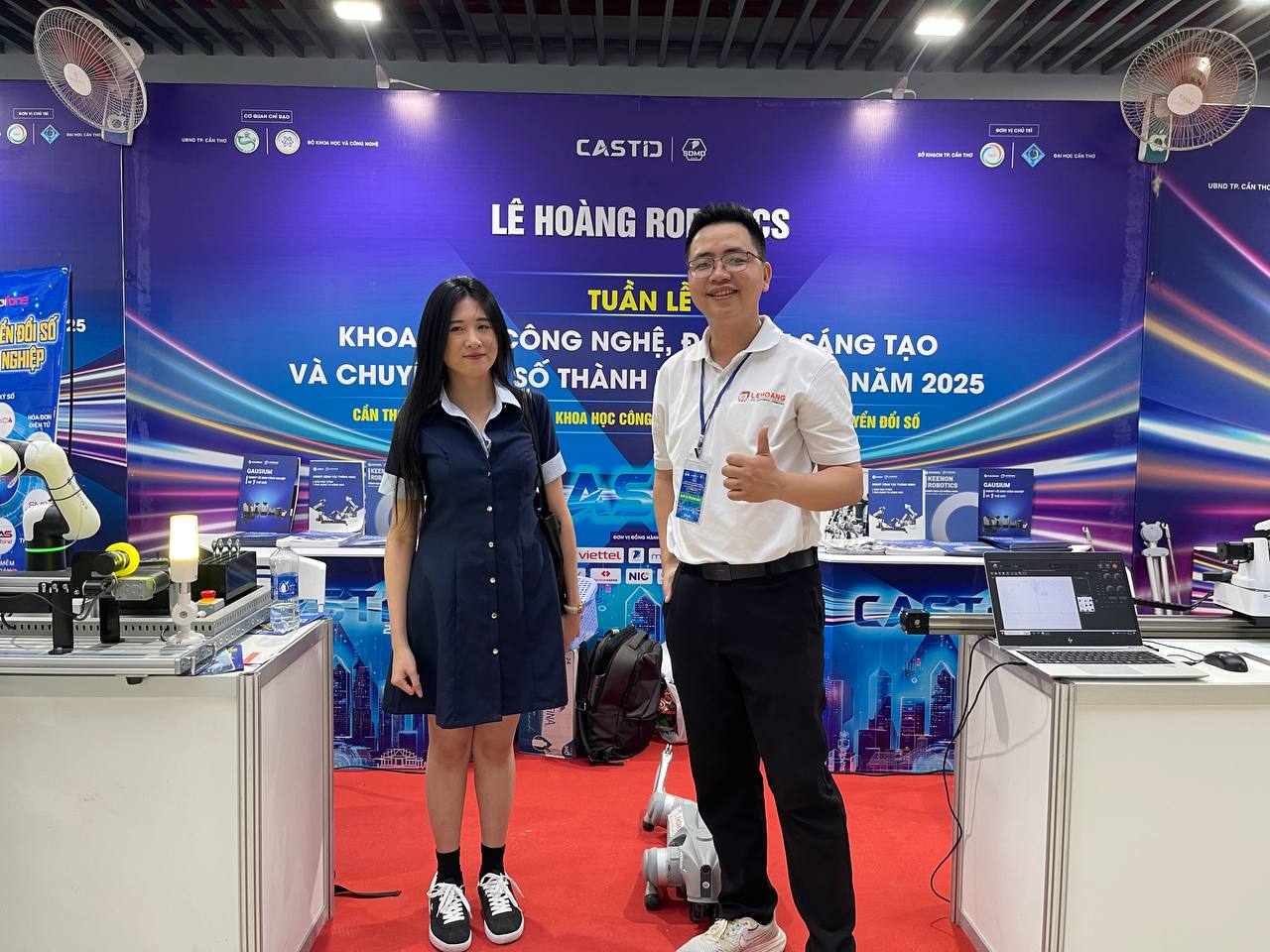 Đội ngũ Lê Hoàng Robotics chụp ảnh lưu niệm tại gian hàng triển lãm với robot UNITREE Go2 tại sự kiện Cần Thơ 2025