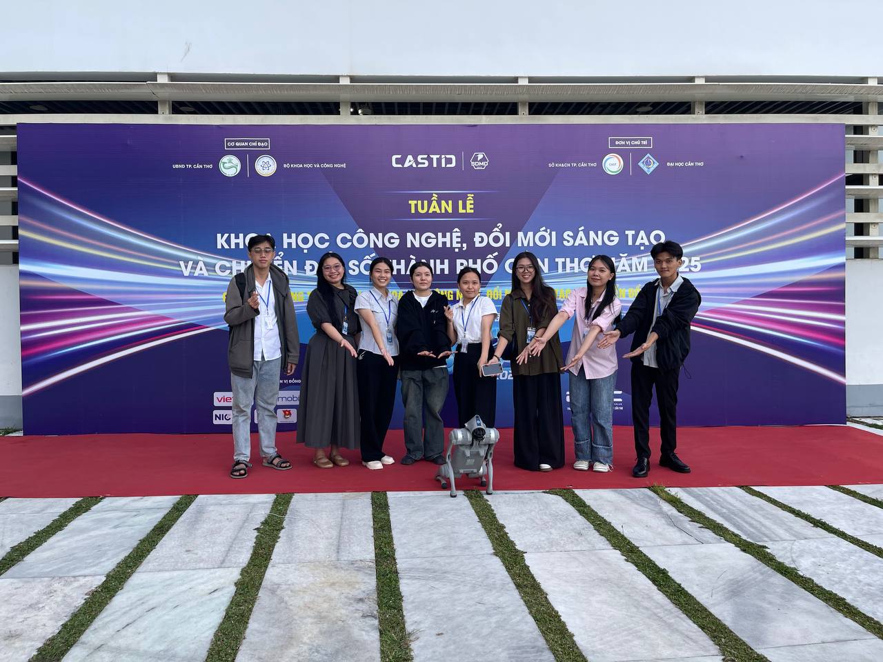 Đội ngũ nhân viên Lê Hoàng Robotics tại Tuần lễ Khoa học Công nghệ, Đổi mới Sáng tạo và Chuyển đổi số thành phố Cần Thơ năm 2025