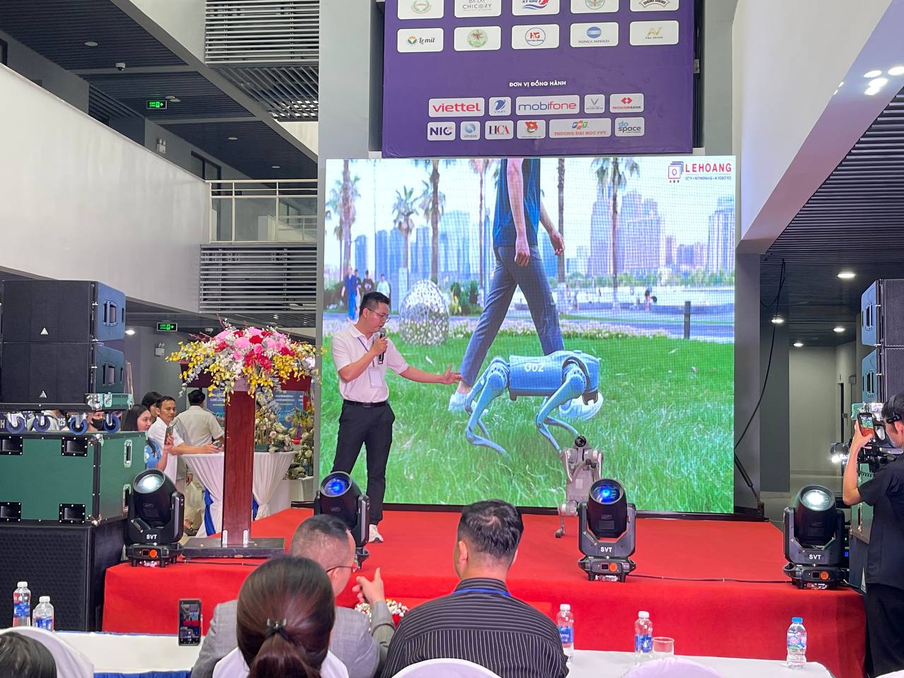 Đại diện Lê Hoàng Robotics thuyết trình về giải pháp robot tự động hóa tại lễ khai mạc triển lãm Cần Thơ 2025