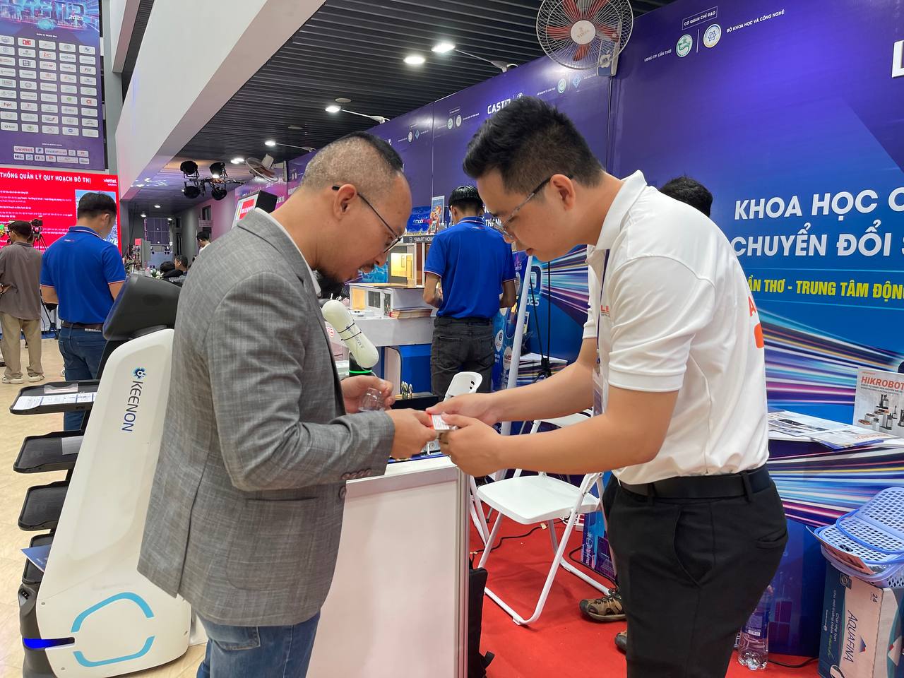 Khách tham quan quan tâm tìm hiểu robot phục vụ KEENON tại gian hàng Lê Hoàng Robotics - Triển lãm Cần Thơ 2025