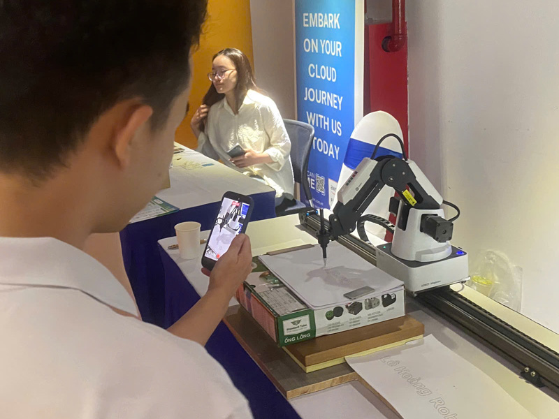 Cánh tay Robot Dobot Magician Edu thực hiện các thao tác tự động hóa chính xác tại triển lãm