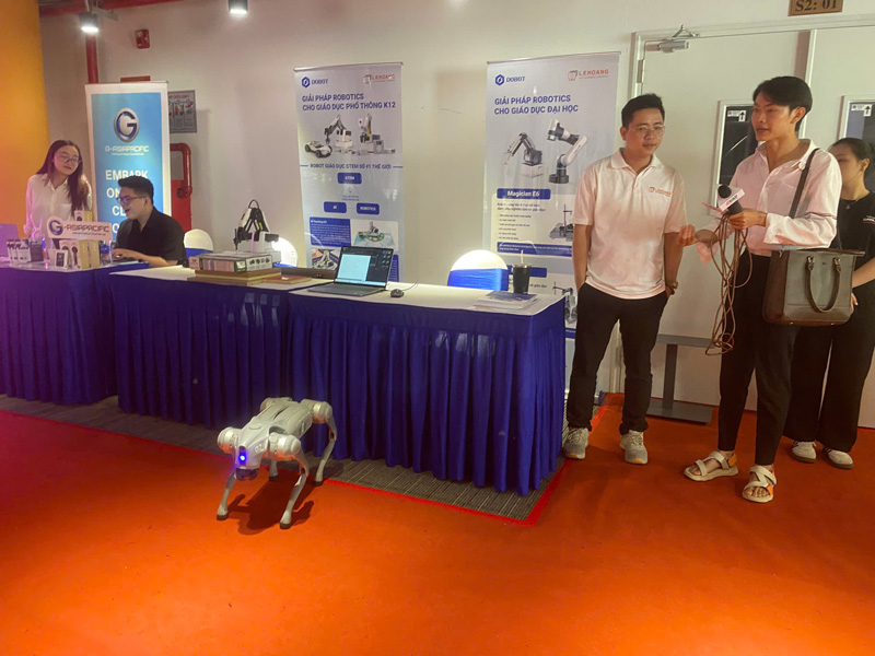 Chuyên gia Lê Hoàng Robotics tư vấn giải pháp tự động hóa thông minh cho doanh nghiệp