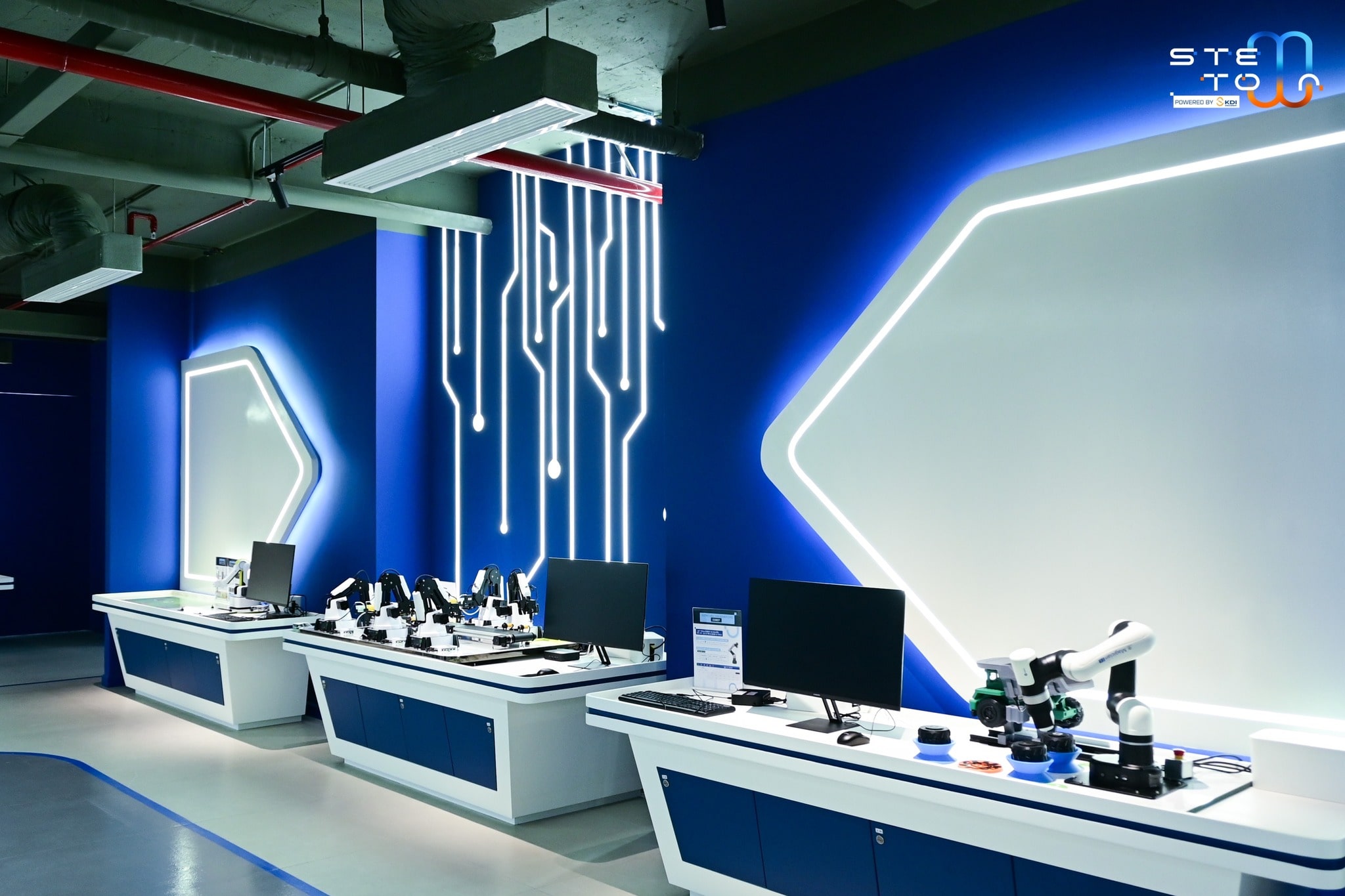 Phòng lab hiện đại tại STEM TOWN được trang bị đầy đủ thiết bị robot giáo dục từ Lê Hoàng Robotics, bao gồm cánh tay robot DOBOT và robot di động thông minh