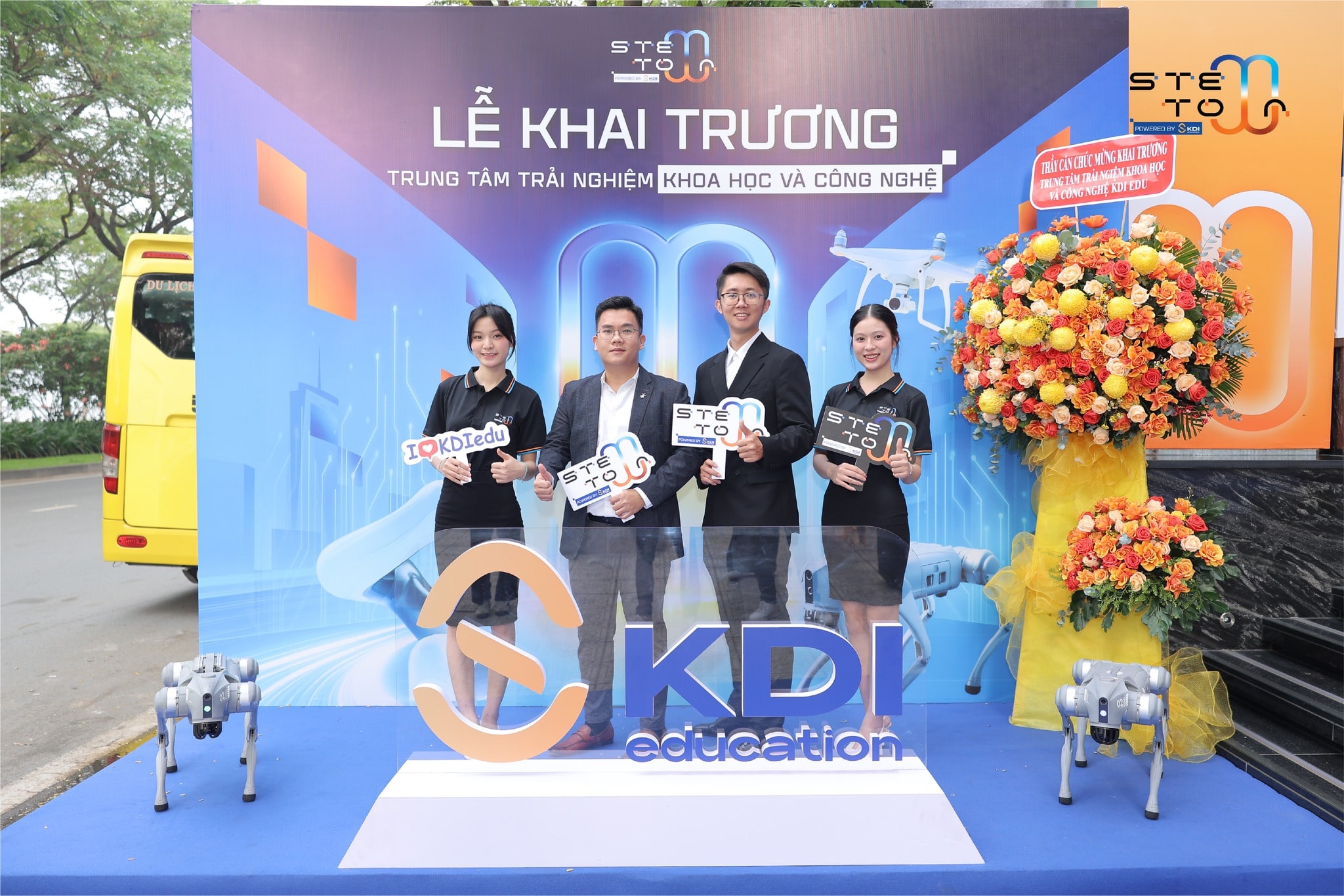 Đại diện KDI Education và Lê Hoàng Robotics tại lễ khai trương STEM TOWN với robot chó UNITREE - sản phẩm công nghệ cao do Lê Hoàng Robotics phân phối độc quyền