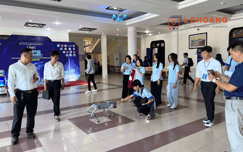 Đại biểu và sinh viên trải nghiệm tương tác trực tiếp với robot Unitree Go2 Pro tại CAPE 2026 Cà Mau