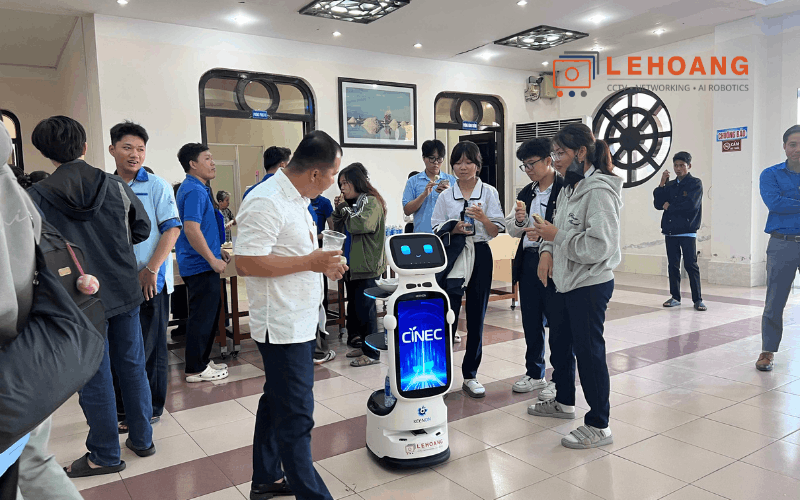  Đại biểu và sinh viên vây quanh robot KEENON T11 trải nghiệm tính năng phục vụ thông minh tại CAPE 2026