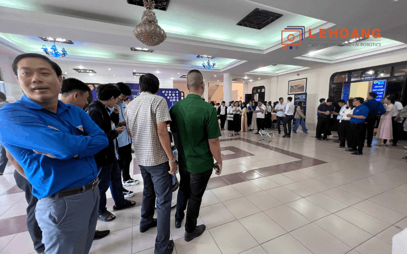  Đông đảo khách tham dự Diễn đàn CAPE 2026 theo dõi robot Unitree Go2 Pro trình diễn tại hội trường