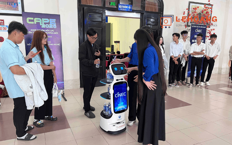 Robot phục vụ KEENON T11 tương tác và phục vụ nước uống cho đại biểu tại Diễn đàn CAPE 2026