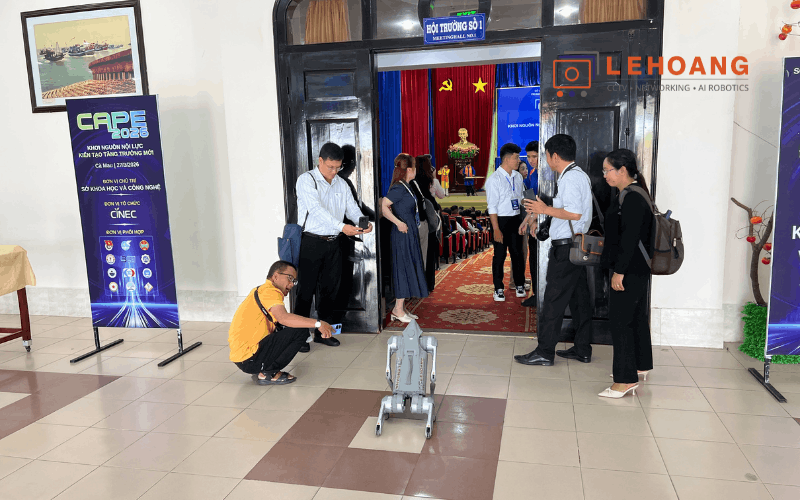 : Robot 4 chân Unitree Go2 Pro trình diễn tại sảnh chính Diễn đàn CAPE 2026 Cà Mau thu hút đại biểu tham quan