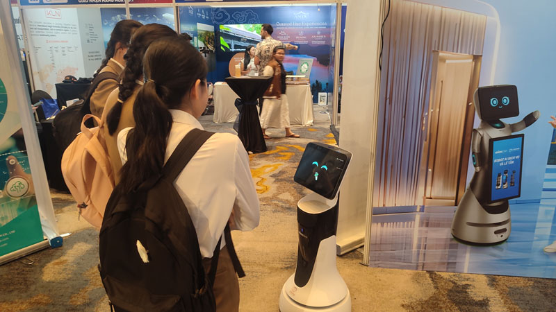 GreetingBot Mini – robot lễ tân AI cho khách sạn và nhà hàng