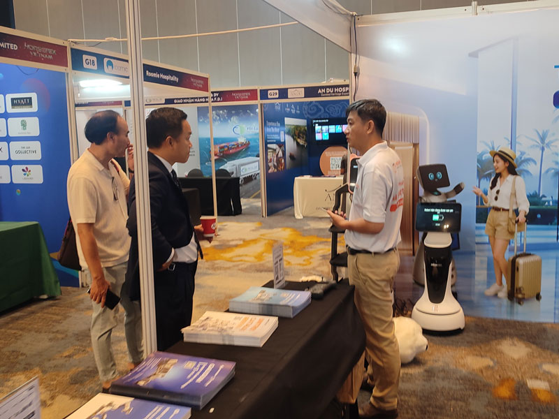 Khách tham quan tìm hiểu giải pháp robot khách sạn tại HORECFEX 2026