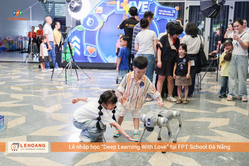 Học sinh FPT School Đà Nẵng tương tác với robot Unitree Go2