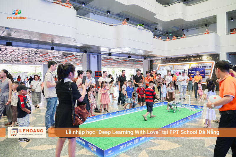 Robot Unitree Go2 tương tác cùng học sinh và phụ huynh tại sự kiện trường học
