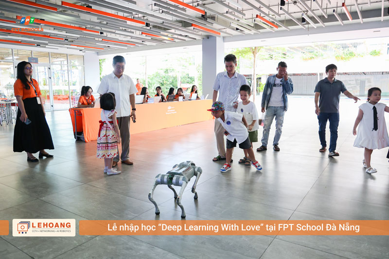 Unitree Go2 tại Lễ nhập học FPT School Đà Nẵng 2026