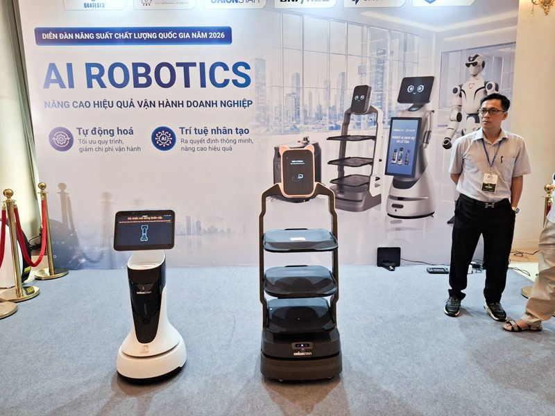 GreetingBot Mini và LuckiBot tại gian hàng Lê Hoàng Robotics