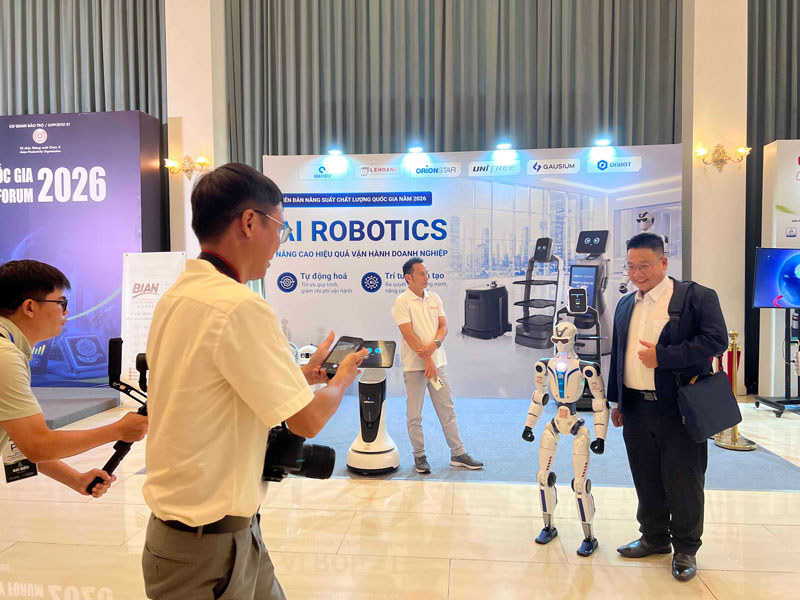 Khách tham quan trải nghiệm Robot AI tại gian hàng Lê Hoàng Robotics
