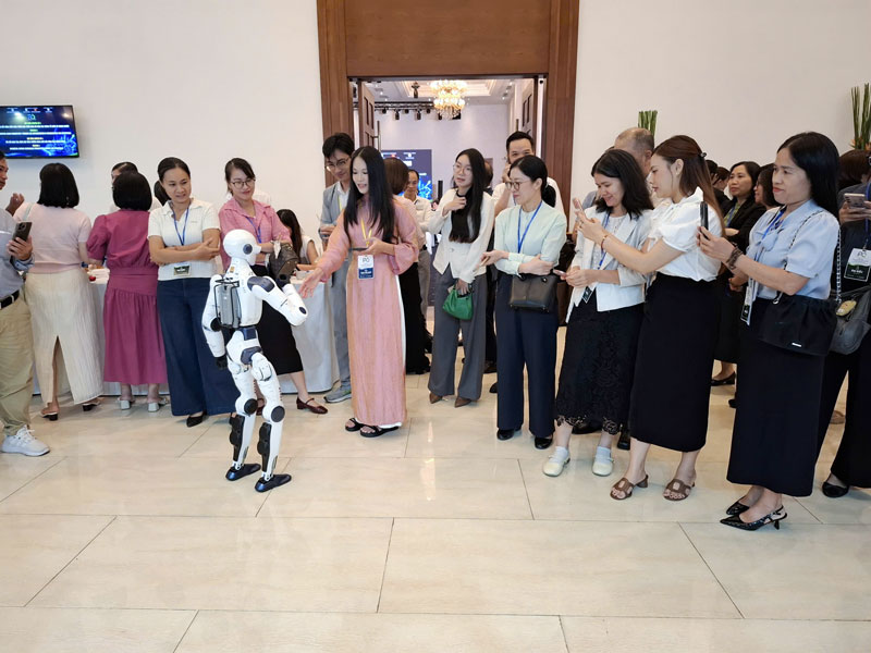 Robot hình người Unitree R1 tại Diễn đàn Năng suất Chất lượng Quốc gia 2026