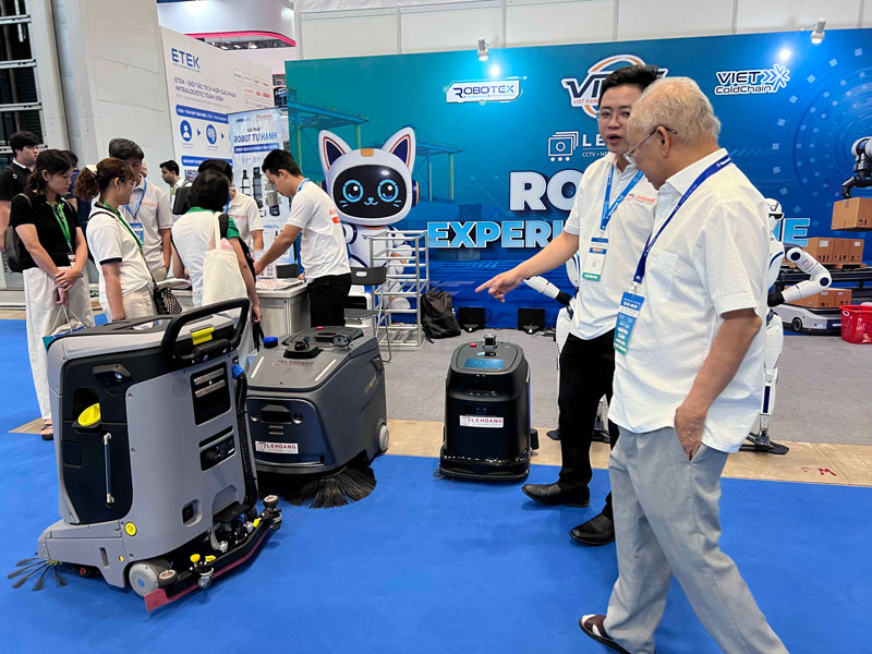 Khách hàng tìm hiểu robot vệ sinh Gausium tại VILOG 2026