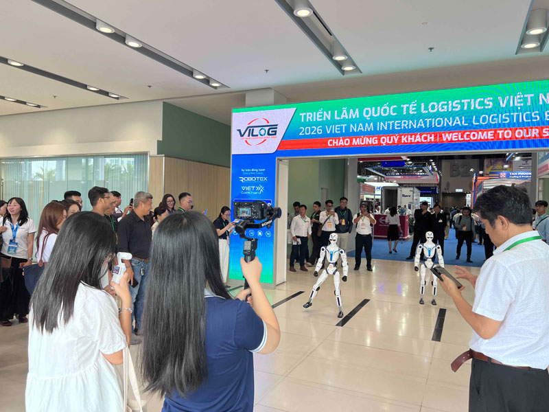 Robot Unitree đón khách trước lễ khai mạc VILOG 2026