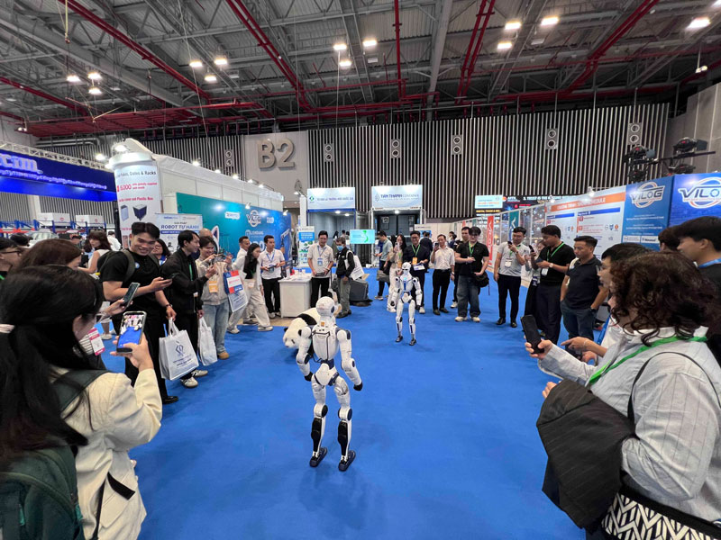 Robot Unitree hoạt náo và tương tác với khách tại VILOG 2026