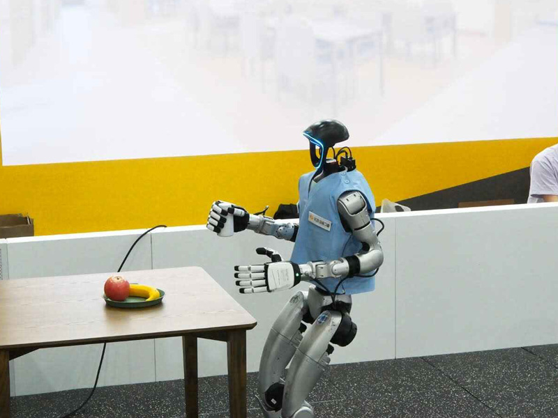 Sự kiện ra mắt robot hình người GenP phục vụ chăm sóc người cao tuổi tại viện dưỡng lão