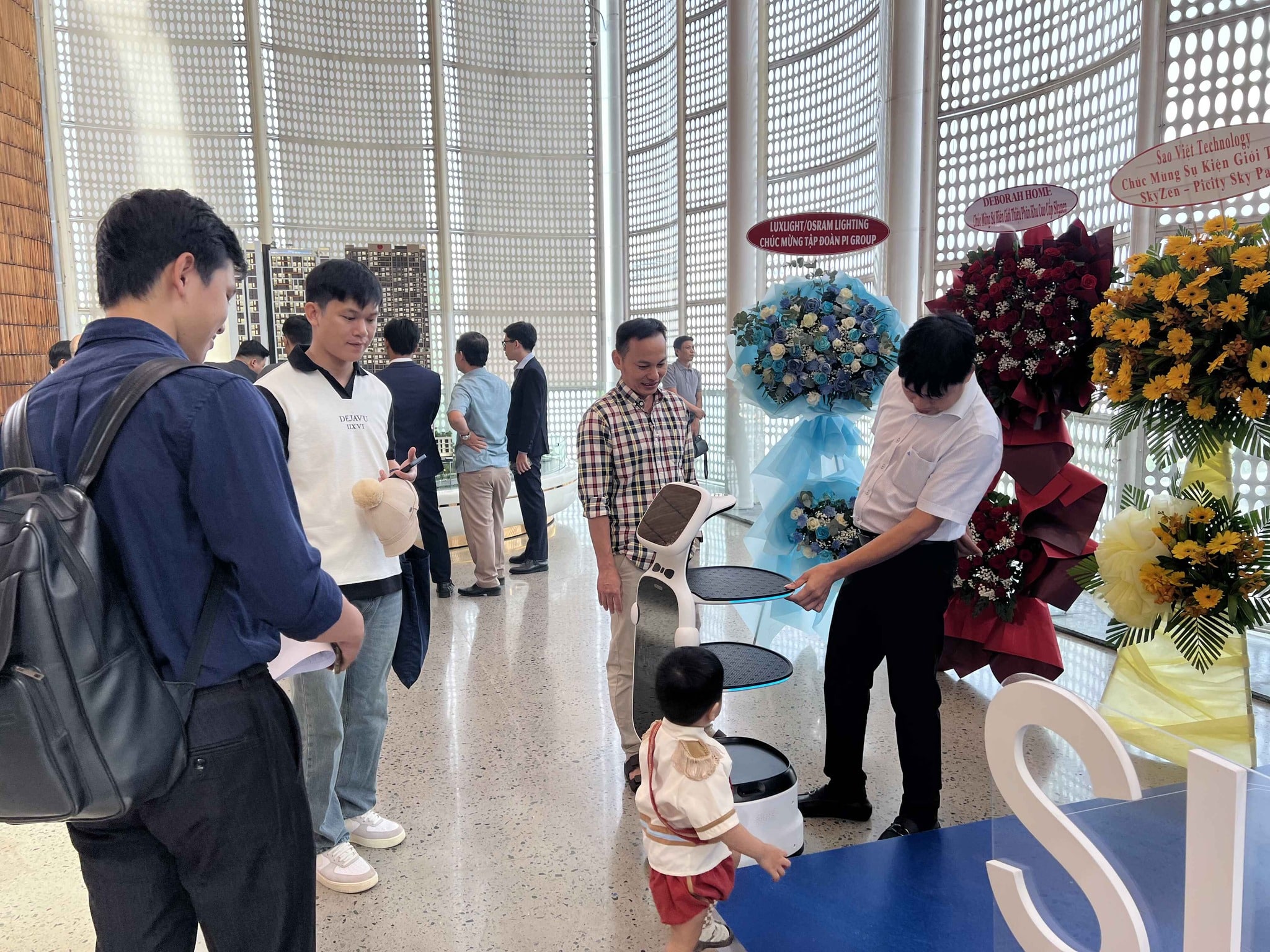 Robot dịch vụ KEENON góp mặt tại sự kiện ra mắt phân khu cao cấp SkyZen