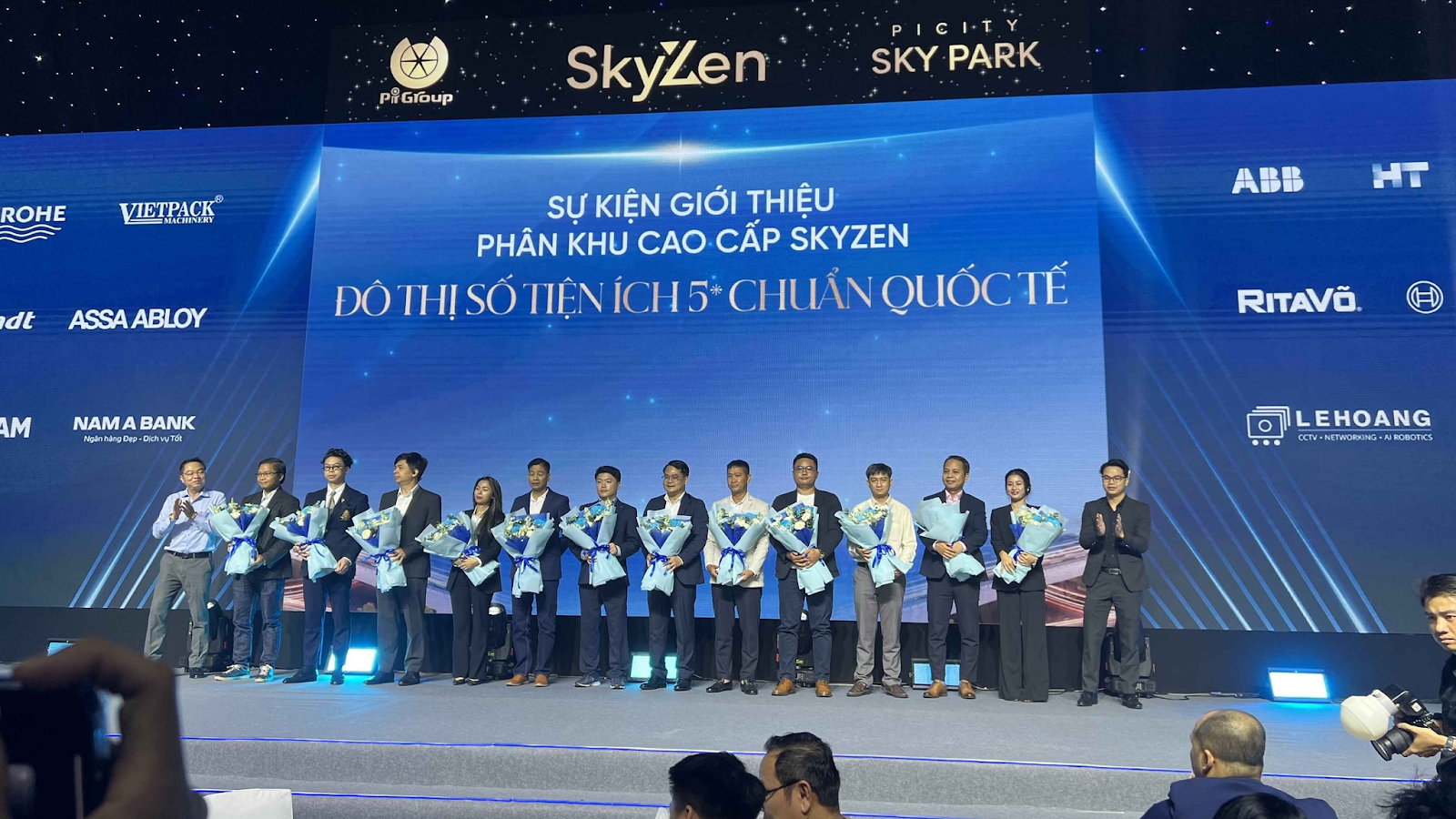 ROBOT DỊCH VỤ KEENON GÓP MẶT TẠI SỰ KIỆN RA MẮT PHÂN KHU CAO CẤP SKYZEN – PI CITY SKYPARK