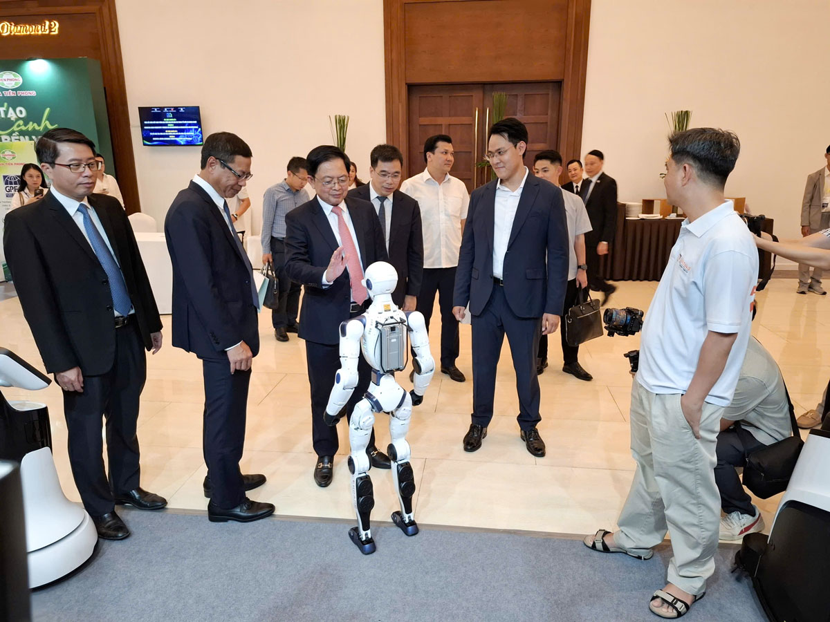 Phó Thủ tướng Hồ Quốc Dũng ghé thăm gian hàng Lê Hoàng Robotics tại Diễn đàn Năng suất Chất lượng Quốc gia 2026