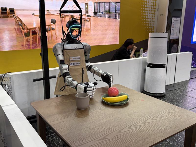 Robot hình người chăm sóc y tế được ứng dụng trong năm nay